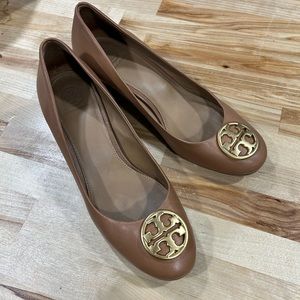 Tory Burch Chelsea Pump Size 8 | Tan Color
Excellent used condition